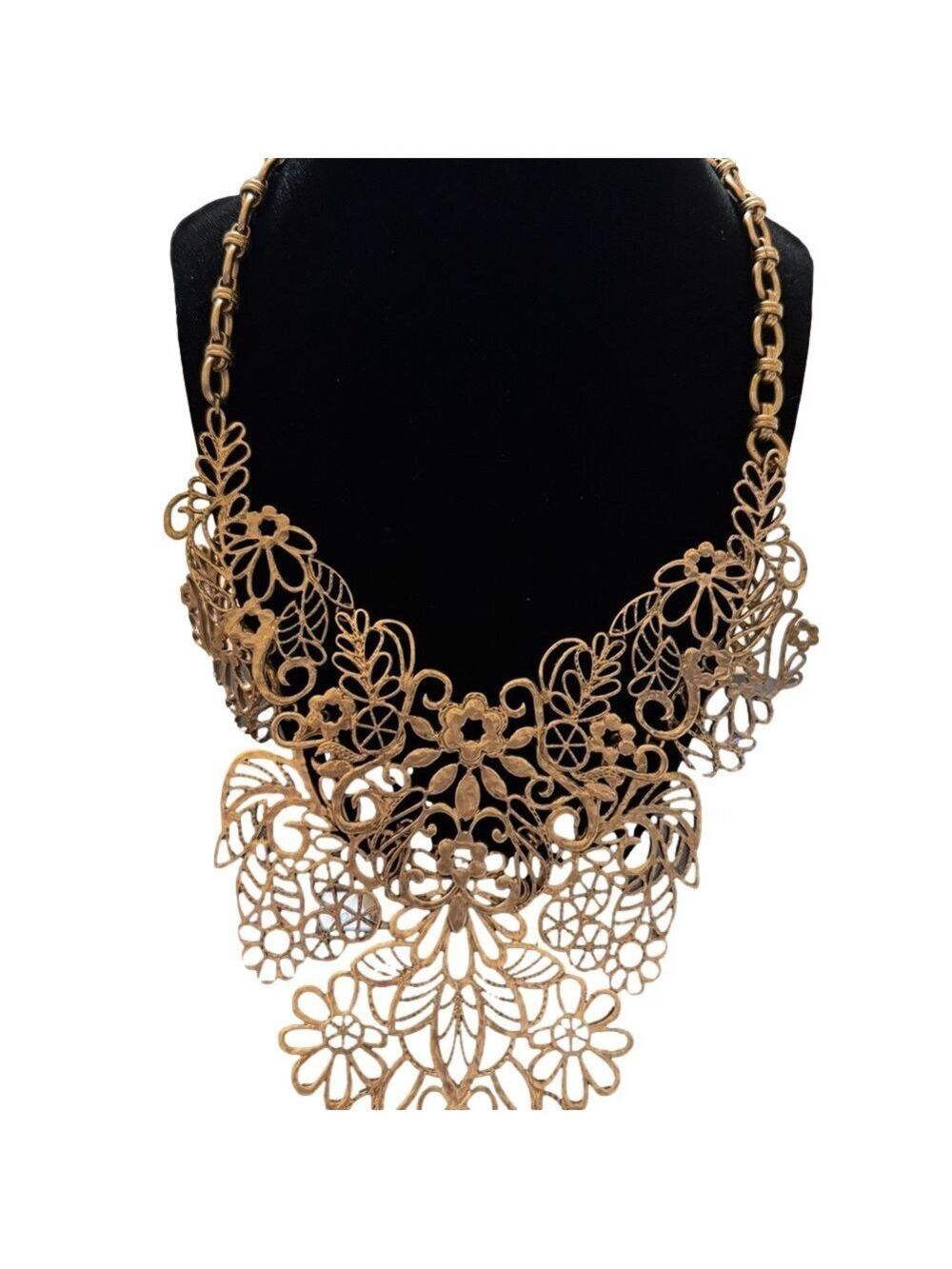 Elegant Gold Filigree Necklace